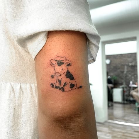 Cow Sitting Down Tattoo, Cow With Hat Tattoo, Cool Cow Tattoo, Cow Tattoo Small Cute, Cow With A Cowboy Hat Tattoo, Cow In Cowboy Hat Tattoo, Cowboy Arm Tattoos, Cowboy Animals Tattoo, Cow With Cowboy Hat Drawing