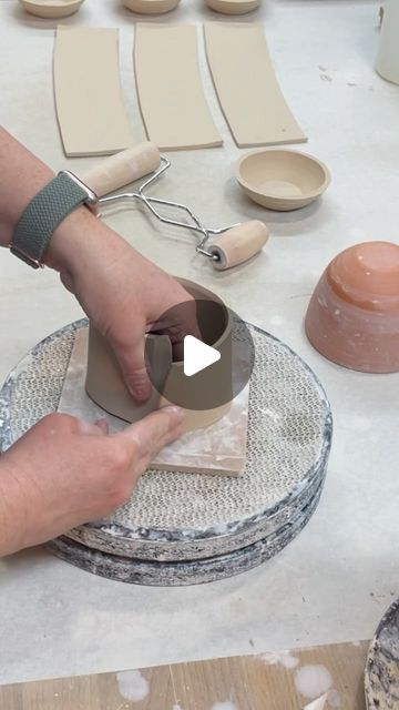 Mug Shapes, Slab Ceramics, Beginner Pottery, Handmade Tableware, Mug Crafts, Pottery Form, Pottery Videos, Pottery Handbuilding, Slab Pottery