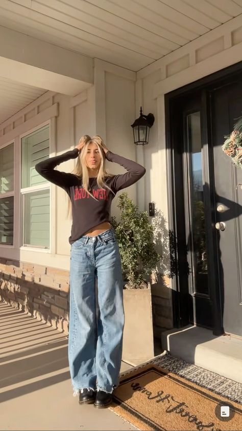 Streetwear Outfit Jeans, Thrifted Fits Aesthetic, Cute Outfits Flare Jeans, Utah Clothing Style, Sambas Outfits Winter, Basic Outfits With Jeans, Utah Girl Outfits Summer, Utah Girls Outfits, Winter Jeans Outfit Dressy