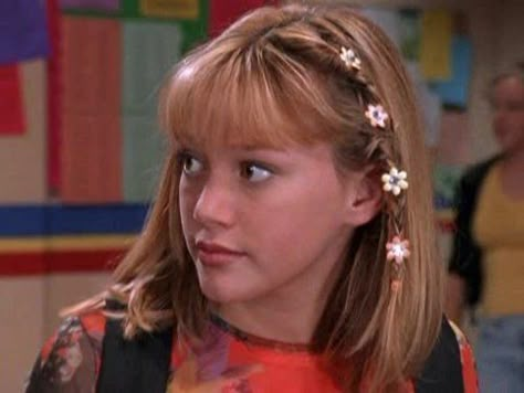 This “Lizzie McGuire”-inspired makeup tutorial is spot on 2000s Hair, 2000s Hairstyles, 2000s Party, Y2k Hairstyles, Y2k Party, Early 2000s Fashion, Lizzie Mcguire, 90s Hairstyles, Hairstyle Inspo