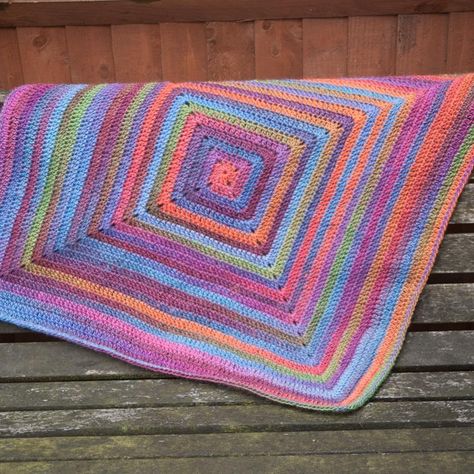 Use variegated yarn for this colorful Continuous Crochet Baby Blanket. Double Crochet Baby Blanket, Simple Amigurumi, Crocheted Blanket, Crochet Blanket Afghan, Easy Crochet Stitches, Crochet Baby Blankets, Baby Afghans, Afghan Patterns, Afghan Pattern