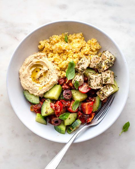 Vegan Greek Hummus Bowl (With Tofu Feta) - Cooking With Elo Greek Vegan Bowl, Vegan Hummus Bowl, Hummus Salad Bowl, Hummus Dinner Ideas, Greek Vegan Recipes, Hummus Meal Ideas, Veggie Protein Meals, Vegan Mediterranean Recipes, Hobbit Meals