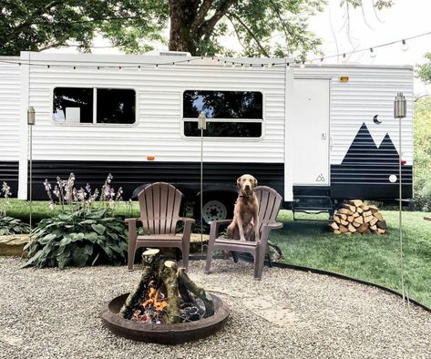 Rv Exterior Paint, Rv Decorating Ideas, Glamper Camper, Zelt Camping, Rv Decorating, Happy Glamper, Rv Exterior, Rv Interior Remodel, Camper Rental