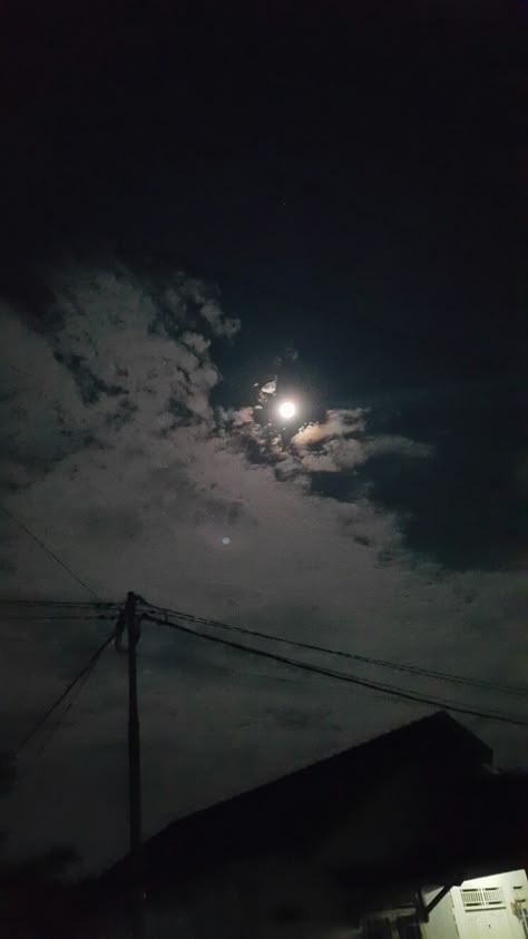 Real Moon Pictures Photography Night, Night Moon Images, Rainy Sky, Pictures For Wallpaper, Moonlight Photography, Night Sky Photography, Sky Images, Cool Pictures For Wallpaper, Sky Photography Nature