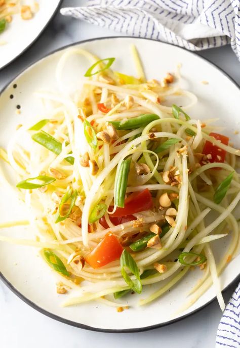 How to Make The BEST Green Papaya Salad | A Spicy Perspective Green Papaya Salad Recipe, Salad Names, Papaya Salad Recipe, Hawaiian Chicken Salad, Mediterranean Salads, Som Tum, Asian Seasoning, Salads Recipes For Dinner, Green Papaya Salad