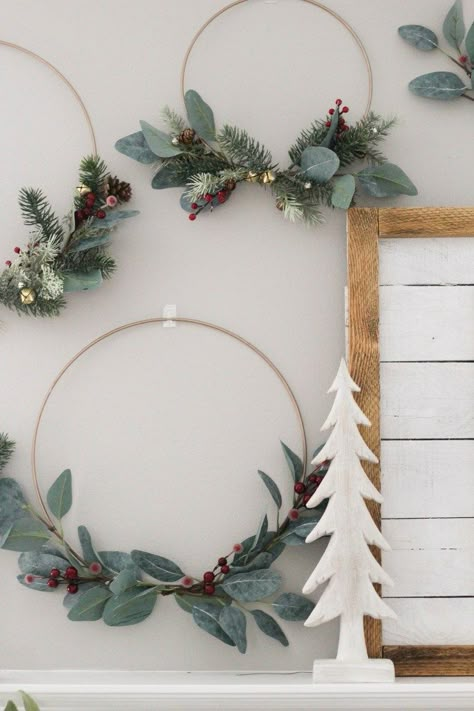 DIY Metal Hoop Wreaths Metal Wreaths, Christmas Wreath Decor, Hoop Wreaths, Weihnachten Diy, Noel Diy, Christmas Wreaths To Make, Minimalist Christmas, Diy Metal, Deco Floral