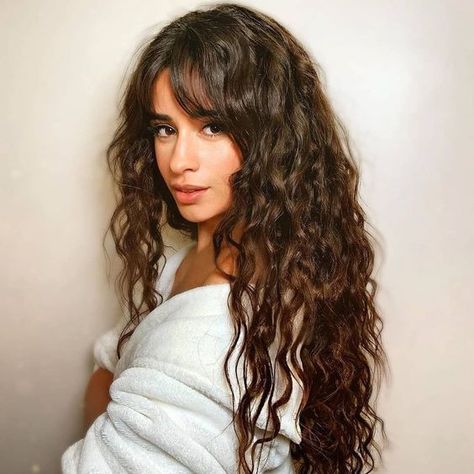 Dark Curly Hair, Cabello Hair, Hair Curling Tips, Hair Inspiration Long, Haircuts For Curly Hair, Curly Hair With Bangs, Long Hair With Bangs, Long Wavy Hair, Natural Beauty Tips