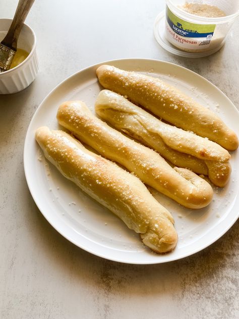 Recipe made in collaboration with kristen.carli on IG! Papa Johns Cheese Sticks, Papa Johns Breadsticks, Papa Johns Garlic Sauce, Easy Homemade Breadsticks, Homemade Breadsticks, Breadsticks Recipe, Papa Johns Pizza, Papa John, Bread Sticks Recipe