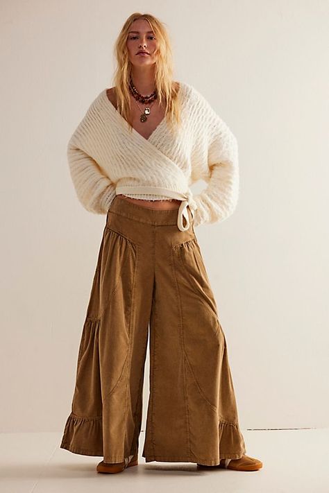 Free People Inspired Outfits, Jeans Outfits 2023, Wide Flowy Pants, Outfits Wide Leg Jeans, Jeans Outfits Women, Wide Leg Outfits, Outfits Wide Leg, Wide Leg Jeans Outfits, Free People Flare Jeans