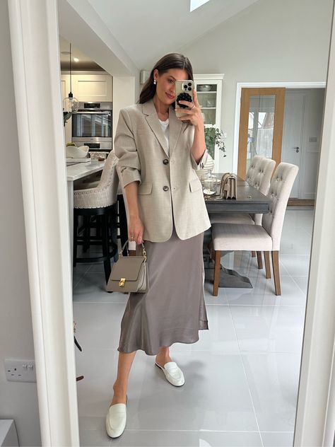 Premium Linen Blazer curated on LTK Linen Blazer Outfit Women Work, Beige Linen Blazer Outfit, France Travel Outfits, Linen Jacket Outfit, Linen Blazer Outfit Women, Linen Blazer Outfit, Beige Blazer Outfit, Ootd Office, Blazer With Skirt