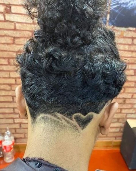 Undercut Hair Designs, Fade Haircut Designs, Fade Haircut Curly Hair, Taper Fade Curly Hair, Haircut Selfie, Photo Hijab, Edgars Haircut, Undercut Long Hair, Undercut Designs