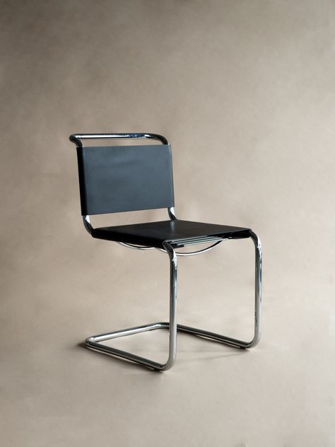 Marcel Breuer Chair, Famous Chair, Mart Stam, Bauhaus Furniture, Black Leather Armchair, Bauhaus Chair, Chrome Chair, Industrial Chair, Trendy Furniture