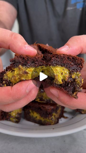 Pistachio Kunafa Brownies, Dubai Chocolate Brownies, Pistachio Brownies Recipe, Pistachio Kunafa Chocolate Bar, Kunafa Chocolate Recipe, Dessert Trends 2024, Easy Pistachio Dessert, 2024 Food Trends, Brownies Pistachio