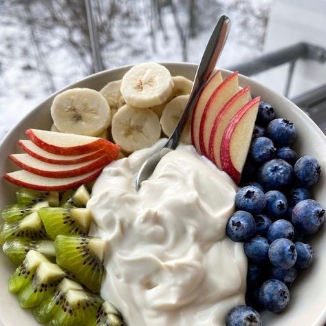 Fruit Based Meals, Fruit And Yogurt Bowl, Yogurt Fruit Bowl, Greek Yogurt With Fruit, Yogurt Bowl Ideas, Greek Yogurt Recipes Healthy, Greek Yogurt Breakfast Bowl, Yogurt With Fruit, Yoghurt Breakfast