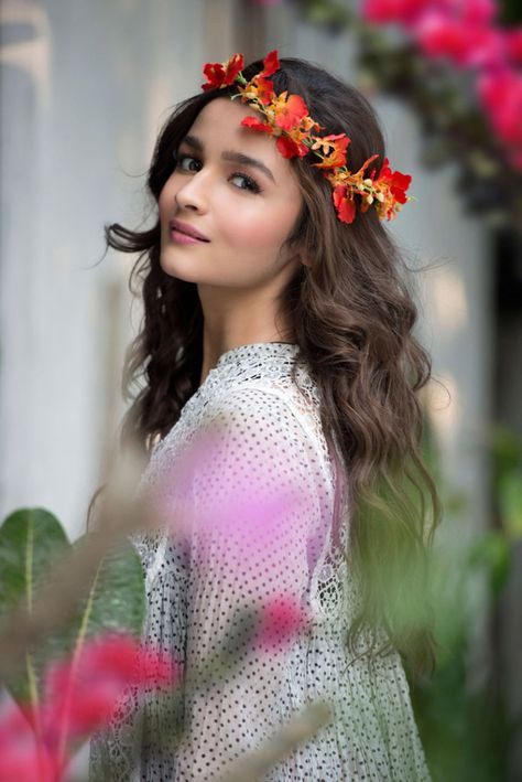 Pinterest: @ZNM98 Alia Bhatt Hairstyles, Alia And Varun, Alia Bhatt Photoshoot, Indian Star, Alia Bhatt, Bollywood Actors, Bollywood Stars, Bollywood Celebrities, Gi Joe