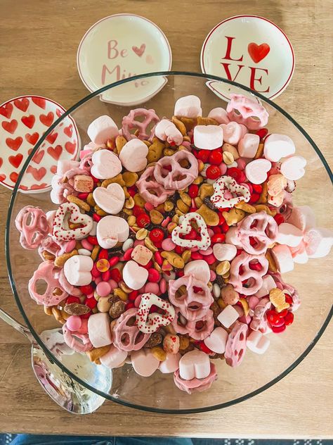 Galentines Party Activities Kids, Kid Valentine Party Ideas, Valentine’s Day Party Food Ideas, Galentines Inspo Food, Valentine Theme Food, Valentines Birthday Party Ideas Kid, Valentines Party For Toddlers, Valentines Party Toddler, Valentine Set Up