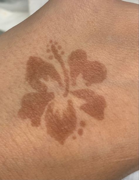 Hanna Tattoo Hand, Henna Hibiscus, Hibiscus Henna, Hanna Tattoo, Summer Hibiscus, Small Henna Tattoos, Small Henna Designs, Henne Tattoo, Cute Henna Designs