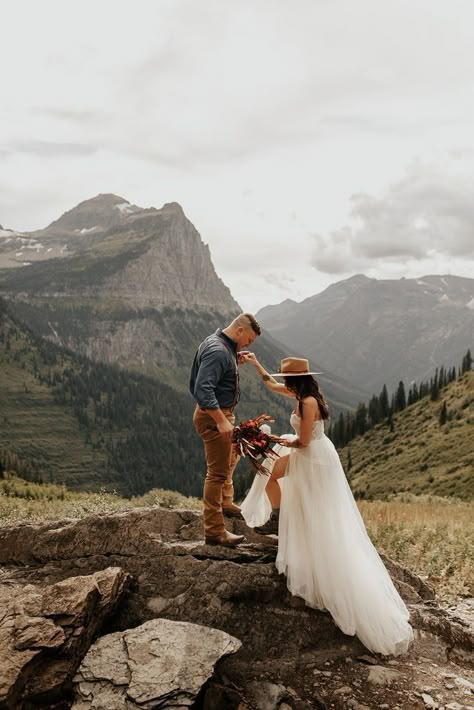 western wedding, texas wedding, country wedding, Santa Fe, west texas, New Mexico, wedding hat, terracota, western, west, American, horse, field, farm, cattle, ranch, rancher, farm, farmer, barn, history, cowboy, cowgirl wedding, cowgirl, rodeo, Pendleton, rustic, boho, roper, farm hand, Beth Dutton, Yellowstone, rip Yellowstone, Montana, Montana wedding, texas wedding, New Mexico wedding, colorado wedding, Wyoming wedding Glacier National Park Wedding, Mountain Wedding Photos, Glacier National Park Elopement, Wyoming Weddings, Outdoor Elopement, Bozeman Mt, Montana Wedding, Destination Wedding Inspiration, Destination Wedding Locations