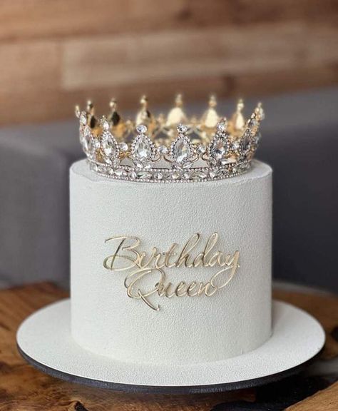 Crown Cake Design, Cake Design 2023, 17 Doğum Günü, Queens Birthday Cake, Cake Design Tutorial, Modern Birthday Cakes, Crochet Cake, Queen Cakes, Birthday Cake Decorating Ideas