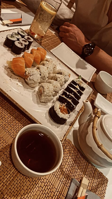 Sushi Outfit Date, Sushi Instagram Story, Sushi Fake Story, Sushi Date Aesthetic, Date Fake Story, Dinner Date Photos, Sushi Date Outfit, Date Instagram Story, Sushi Date Night