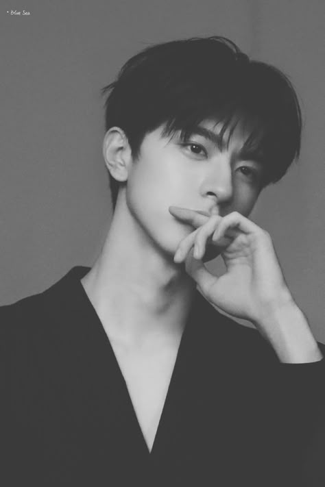 Lin Yi Black And White, S.coups Boyfriend, Kpop Fashion Men, Drawing People Faces, Boy Poses, Photo Pose For Man, Boy Hairstyles, Poses For Men, Handsome Anime Guys