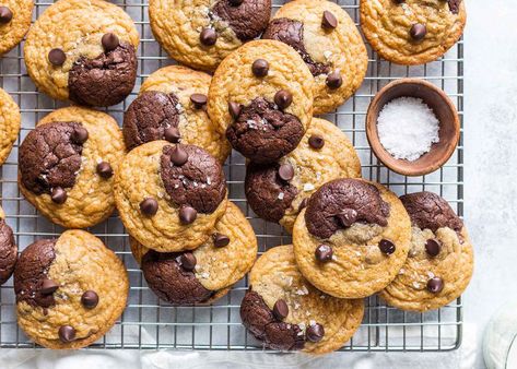 5 Tips for Baking Perfect Cookies Every Time Chocolate Chip Brownie Cookies, Chocolate Chip Cookies Bars, White Food Photography, Cookie Tips, Skillet Cookies, Chocolate Chip Brownies, Cookie Brownie Recipe, Homemade Chocolate Chips, Cookies From Scratch