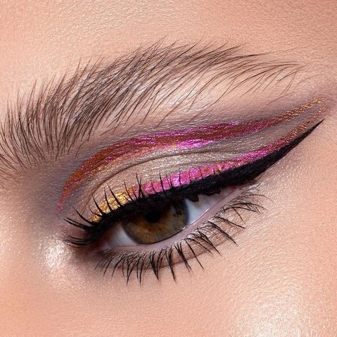 One swipe, infinite shades—#ForArtsSakeCosmetics Dual Chrome Eyeshadow, Color Liquid Eyeliner Looks, Liquid Eyeshadow Look, Multichrome Eyeshadow Looks, Multichrome Eyeliner, Multichrome Makeup, Holographic Eye Makeup, Eyeshadow For Hooded Eyes, Multichrome Eyeshadow