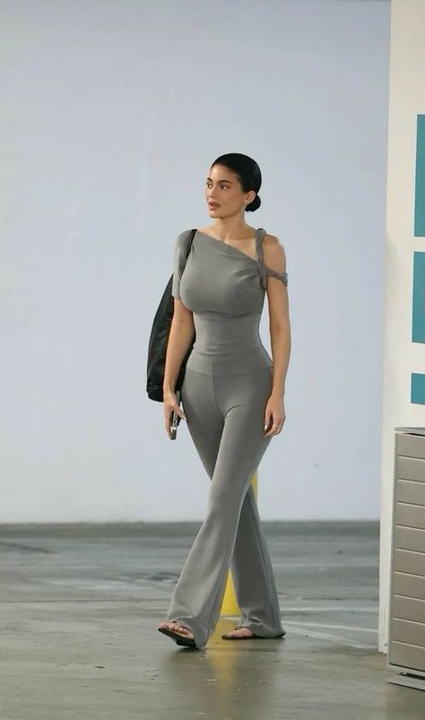 Kylie Jenner Khy Outfit, Kylie Jenner New Style, Khy By Kylie Jenner, Khy Kylie Jenner, Kylie Jenner Outfits 2024, Khy Clothing, Khy Dress, Kylie Jenner 2024, Kylie Jenner Casual Outfits