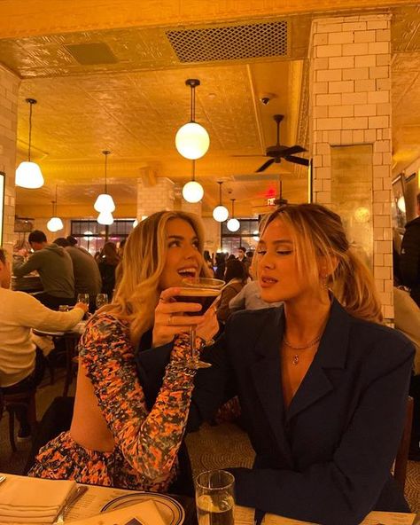 Friend Dinner Pictures, Friends At Dinner Pictures, Restaurant Photo Ideas, Dinner Pics Instagram, Best Friend Restaurant Pics, Best Friends Aesthetic Night Out, New York Aesthetic Friends Night, Girls Foto, Girls Status