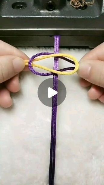 Crochet Friendship Band, Quick Bracelets Diy, Bracelet Making Tutorial Videos, Bracelet Bresilien Simple, Macrame Jewelry Diy, Handmade Jewelry Diy Bracelets, Braided Bracelet Tutorial, Craft Bracelets, Cord Bracelet Diy