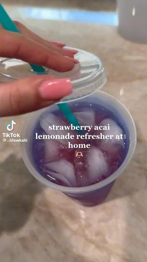 Starbucks Secret Menu Recipes, Cold Starbucks Drinks, Fun Drink Recipe, Secret Starbucks Recipes, Starbucks Drinks Diy, Iced Starbucks Drinks, Secret Starbucks Drinks, Starbucks Orders, Starbucks Secret Menu Drinks