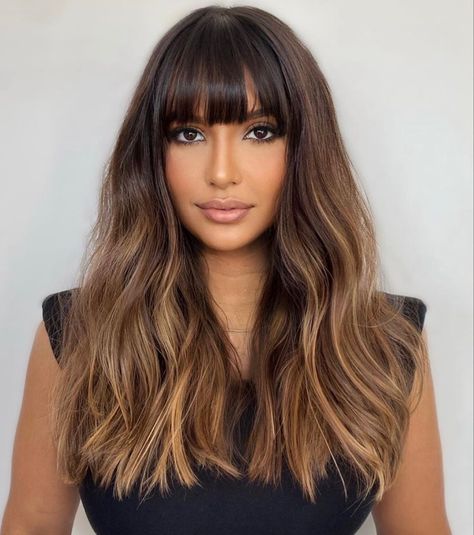 2000 Hair Color Trends, Bronde Balayage With Fringe, Bangs With Balayage Hair, Hair Color Ideas For Brunettes With Bangs, Brunette Balayage With Bangs, Brown Hair With Highlights And Bangs, Balayage Hair With Bangs, Balayage With Fringe, Highlights With Bangs