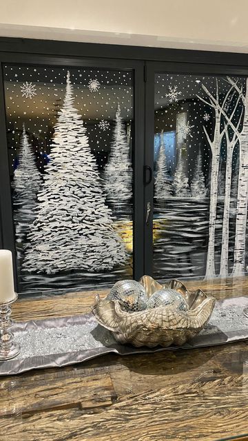 Snow Flake Window Painting, White Painted Christmas Windows, Winter Snow Decorations, Chalk Paint Christmas Window Ideas, Window Painting Ideas For Christmas, Winter Scene Window Painting, Painted Window Christmas Scenes, Christmas Glass Door Decorations, Christmas Decorated Windows