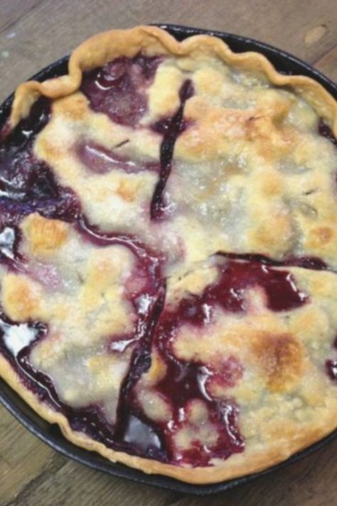 Blackberry Cobbler Recipe, Cast Iron Skillet Cooking, Blackberry Recipes, Berry Cobbler, Blackberry Cobbler, Iron Skillet Recipes, Dessert Simple, Skillet Cooking, Easy Skillet