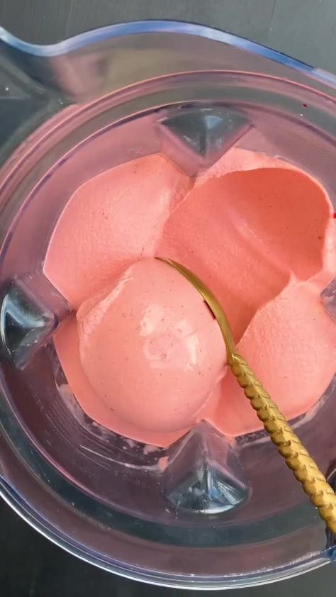 Resep Smoothie, Smoothie Drink Recipes, Smoothie Bowl Recipe, Easy Smoothie Recipes, Tasty Baking, Bowl Recipe, Strawberry Ice Cream, Smoothie Bowls, Fruit Smoothie Recipes