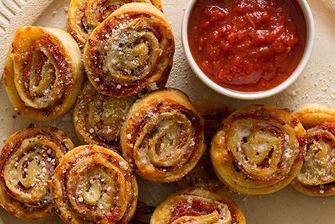 Pizza Wheels Pizza Wheels, Easy Finger Foods, Entertainment Recipes, Pizza Pinwheels, Unique Appetizers, Spoon Fork Bacon, Pizza Appetizers, Pizza Wheel, Pickle Chips