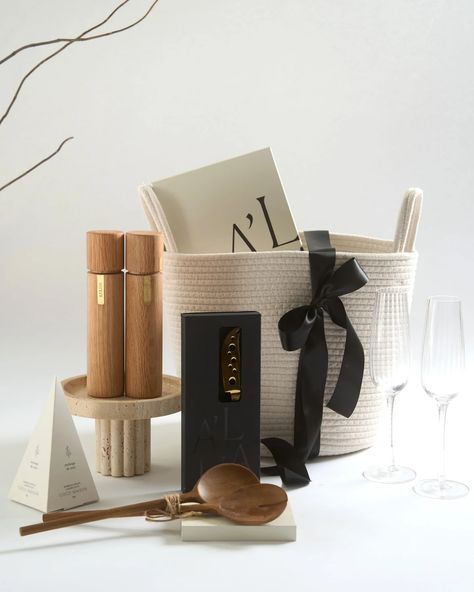 Welcome home in style 🖤🏡 This beautifully curated housewarming basket is filled with premium essentials, perfect for celebrating new beginnings #HousewarmingGifts #WelcomeHome #BusinessBranding Womens Retreat Favors, Housewarming Basket, Spiced Cashews, Food Gift Basket, Luxury Gift Basket, Bbq Spice, House To Home, Property Developer, Rope Storage