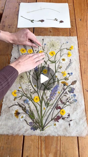 Dry Pressed Flower Art, Pressed Flower Art Picture Frames Diy, Pressed Flower Wall Art Diy, Art With Pressed Flowers, Pressed Flower Pictures, Dry Plants Decoration, Pressing Flowers Diy, Pressed Flower Ideas, Diy Pressed Flowers Frame