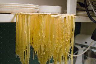 Picture of Dry and Cook the Pasta Home Made Spaghetti Noodles Recipe, Homemade Spaghetti Noodles, Home Made Spaghetti, Make Pasta From Scratch, Diy Noodles, Simple Pasta Recipe, Cooking Fresh Pasta, Home Made Pasta, Pasta From Scratch