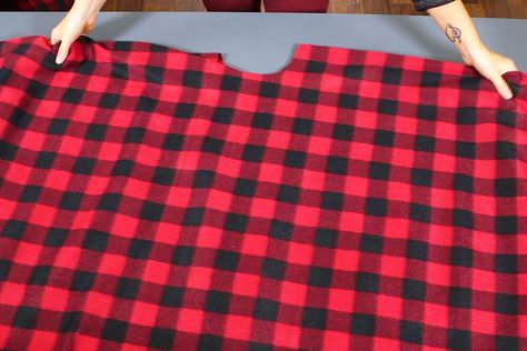 Ponchos Diy, How To Make A Poncho, Poncho Diy, Fleece Sewing, Fleece Sewing Projects, Poncho Pattern Sewing, Fleece Crafts, Fleece Projects, Fleece Poncho