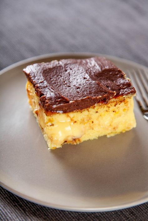 Boston Cream Poke Cake Cake Recipes Blueberry, Poke Hole Cake, Boston Cream Pie Poke Cake, Lemon Cake Recipes, Cake Recipes Vanilla, Boston Cream Poke Cake, Cream Poke Cake, Carrot Cake Recipes, Summer Cake Recipes