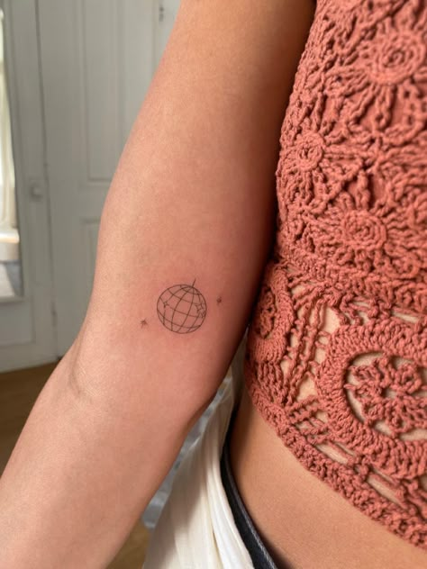 Tattoo Ideas Pretty, Disco Ball Tattoo, Partner Tattoo, Dr Tattoo, Hand Tattoo Ideas, Ball Tattoo, Taylor Swift Tattoo, Petit Tattoo, Tattoo Concepts