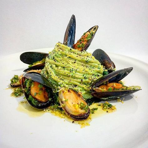 Gastronomic Food, Food Presentation Plates, Lemon Pesto, Gourmet Food Plating, Steamed Mussels, Bistro Food, Gourmet Dinner, Fine Dining Recipes, Food Garnishes