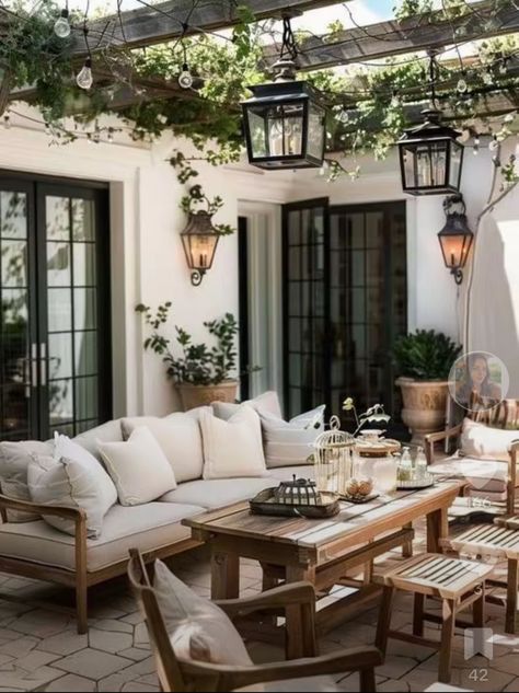 Sofa Area Externa, Cozy Fall Home, Rustic Patio, Ideas For Autumn, Bohemian Living Rooms, Casa Country, Small Courtyards, Home Decor Cozy, Backyard Inspo