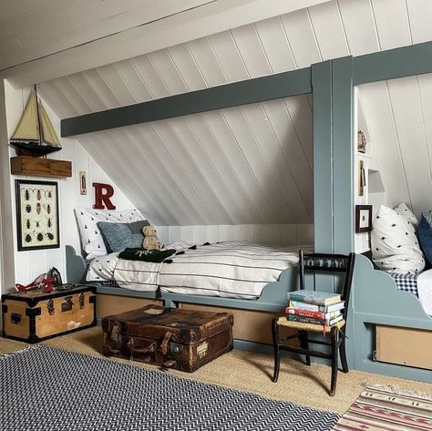 Attic Kids Bedroom, Bedroom Slanted Ceiling, Kids Attic Bedrooms, Eaves Bedroom, Slanted Ceiling Bedroom, Bunk Room Ideas, Attic Bed, Slanted Walls, Attic Bedroom Designs