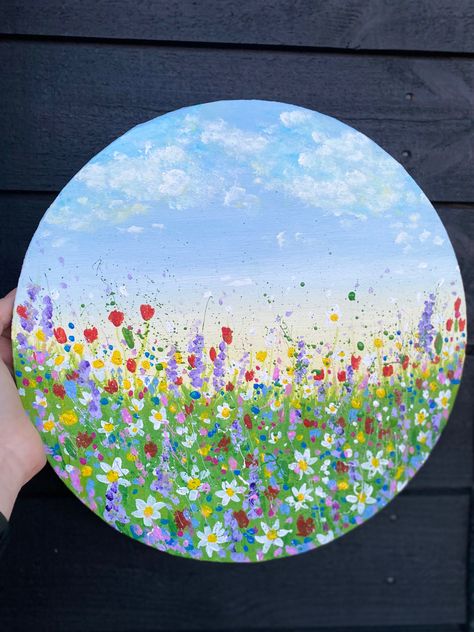 Flower Painting Round Canvas, Round Canvas Art Abstract, Painting Ideas On Circular Canvas, Things To Paint On A Round Canvas, Circle Board Painting, Circle Wood Painting Ideas Easy, Circle Canvas Art Ideas, Circular Canvas Painting Ideas, Round Acrylic Painting