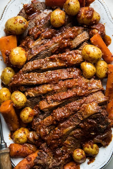 Roasted Brisket Oven, Passover Brisket Recipes Crock Pot, Beer Brisket Recipes, Christmas Dinner Brisket, Braised Brisket Recipes, Ina Garten Brisket Recipe, Christmas Brisket, Oven Roasted Brisket, Jewish Brisket Recipes