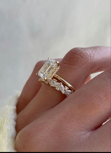 Ring Carrot Sizes, Gold Diamond Wedding Rings For Women, Petite Wedding Ring, Ring Stacking Ideas Wedding Bands Oval, 3 Karat Ring Engagement Emerald, East West Ring Stack, 6ct Engagement Ring, Engagement Rings Gold Rectangle, Ribbed Engagement Ring