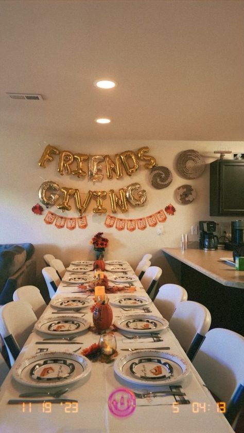 Friends Giving Aesthetic Table, Friendsgiving Simple Decor, Friends Giving Decoration, College Friendsgiving Ideas, Friendsgiving Food Set Up, Friendsgiving Instagram Story, Friendsgiving Poster Ideas, Friendsgiving Inspo Aesthetic, Friendsgiving Pj Party