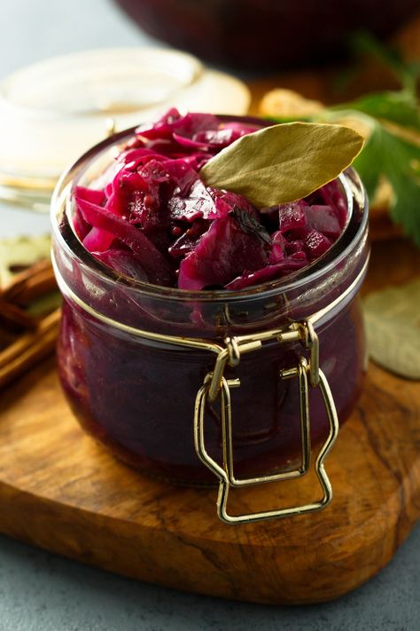 This Jamie Oliver Pickled Red Cabbage Recipe is really one of the easiest recipes for making pickled red cabbage in the whole UK. This easy-to-follow recipe Lacto Fermentation, Pickled Red Cabbage, Red Cabbage Recipes, Pickled Cabbage, Jamie Oliver Recipes, Creme Caramel, Pickled Veggies, Grain Bowl, Pickled Vegetables